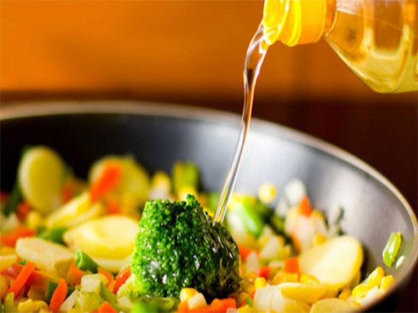Nằm mơ thấy dầu ăn mang ý nghĩa gì?