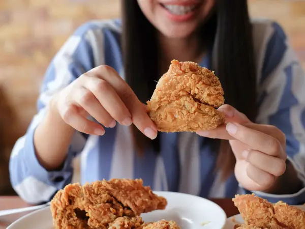 Chi tiết ý nghĩa giấc mơ thấy ăn thịt gà báo điềm gì?