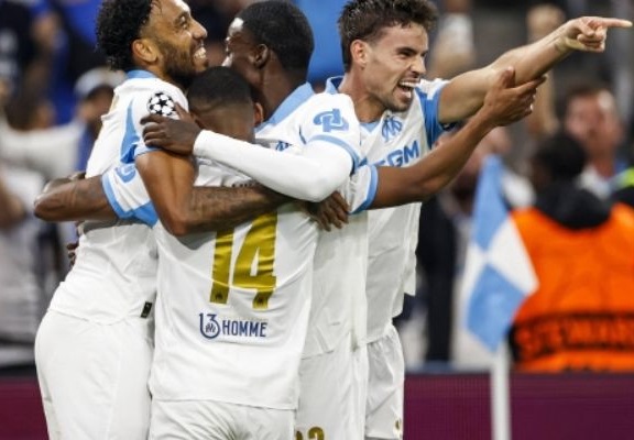 Chiến lược tái thiết toàn diện đội hình và lối chơi