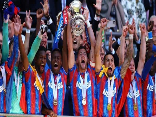Cổ động viên Crystal Palace biểu tình phản đối UEFA sau khi đội bị loại khỏi Europa League