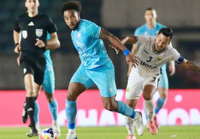 Nguyễn Xuân Son là tâm điểm ghi cả ba bàn thắng